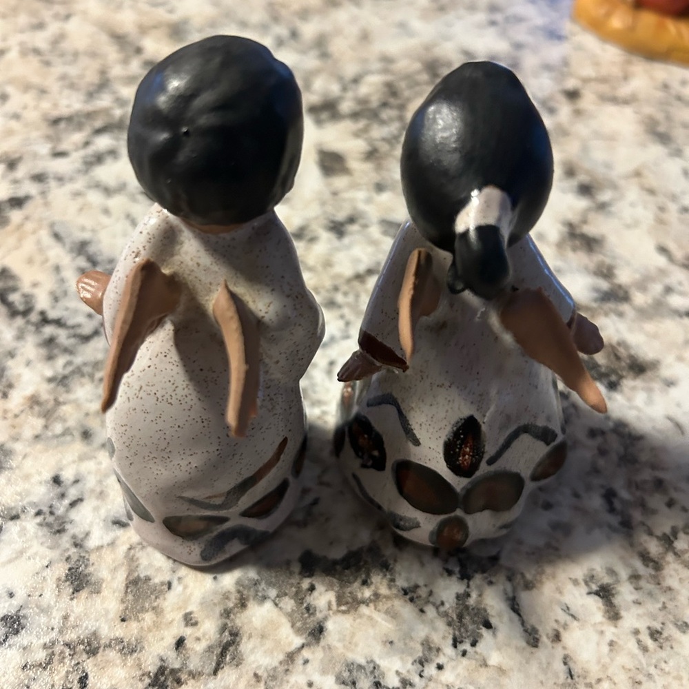Vtg ceramic kissing angels by Anela B pottery - Picture 2 of 6